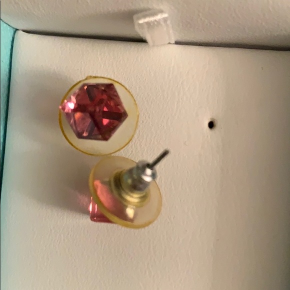 Pink cube stud earrings - Picture 3 of 4